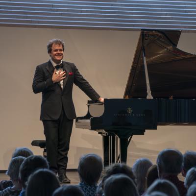 Benjamin Grosvenor kiittää suosionosoituksista. Kuva: Ville Hautakangas