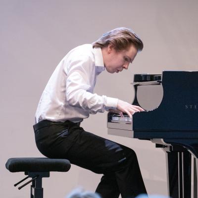Juho Pohjonen esiintyy. Kuva: Ville Hautakangas