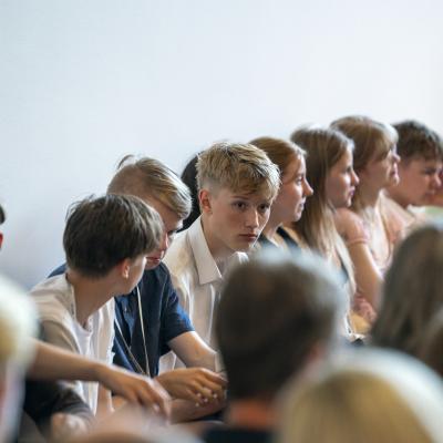 Nuorten pianoakatemian oppilaita konsertin yleisössä. Kuva: Ville Hautakangas