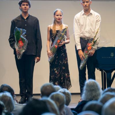 Festivaalin nuoret taiteilijat -konsertin esiintyjät Maximilian Fagerlund, Vilina Rainisto ja Väinö Viljanen. Kuva: Ville Hautakangas