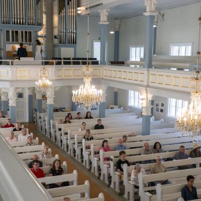 Yleisöä Vilppulan kirkossa pidetyssä urkuvartissa. Kuva: Justus Hautakangas