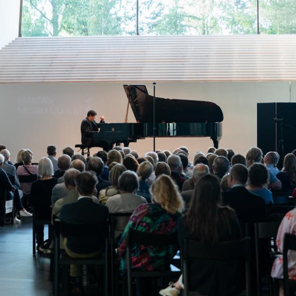 Yleiskuva konserttisalista, jossa Javier Perianes esiintyy.